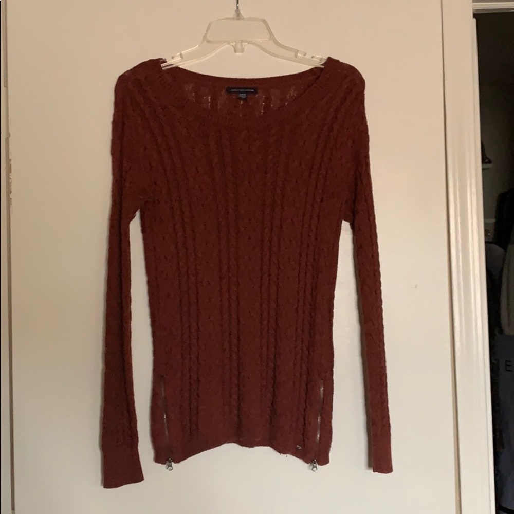 Long sleeve light sweater.